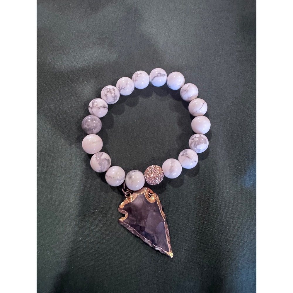 Kinsley Armelle Howlite Bead Arrowhead Charm Stretch Bracelet White Purple Gold